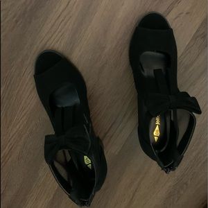 Zip up back sheer dress heels with bow and open toe size 9 never worn